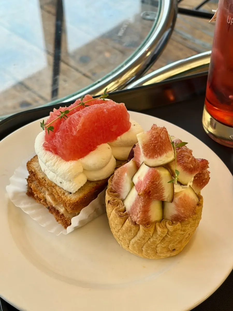 Fig pie and Earl Grey grapefruit cake set on the table