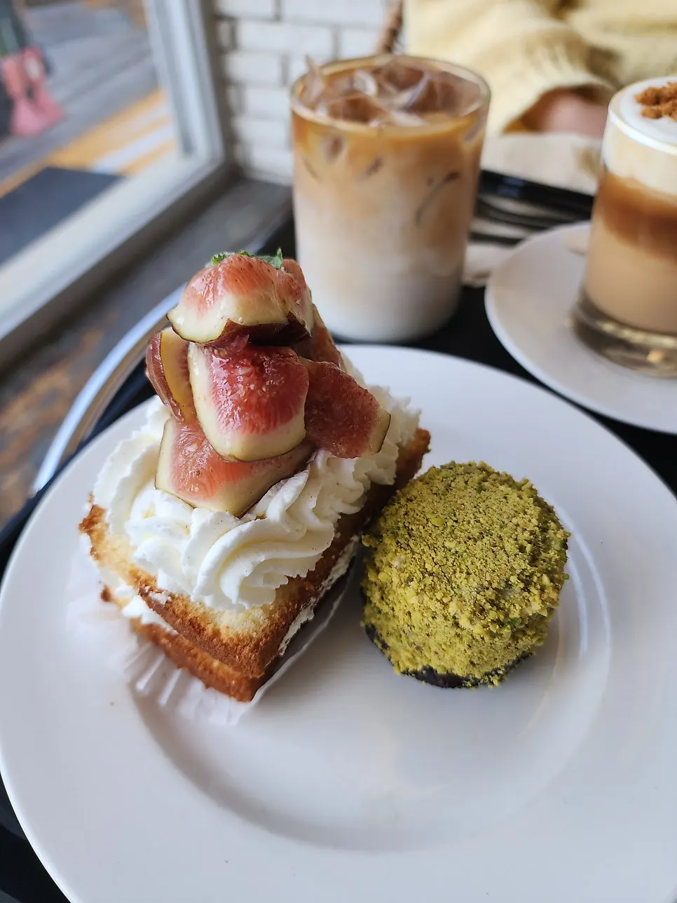 Fig cake and canelé with two drinks