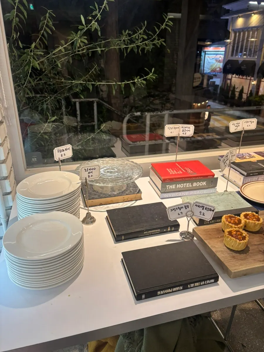 Self-serve plate and tongs for picking up bakery items