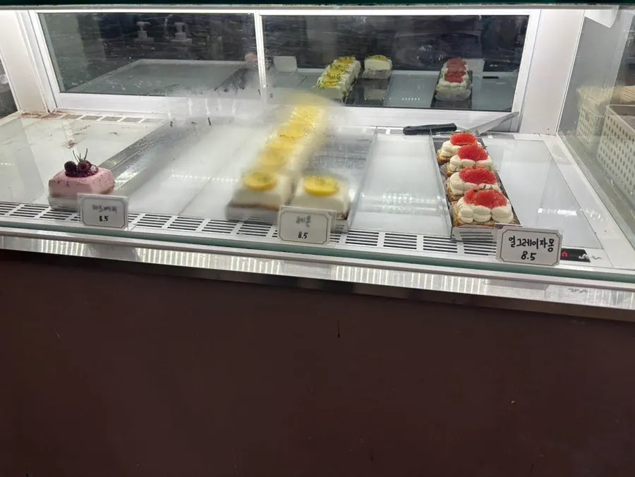 Showcase with pound cakes and sliced desserts