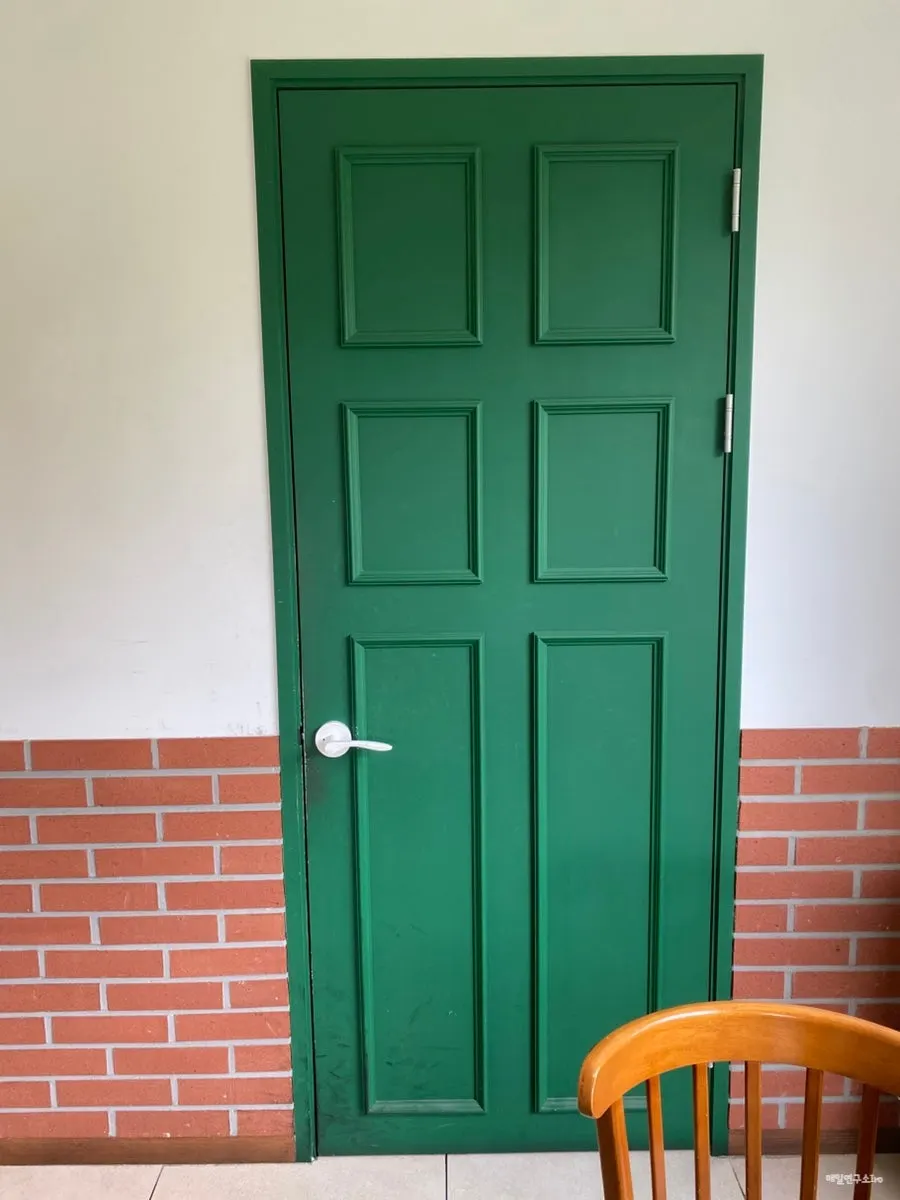 Entrance door with the feel of a European street