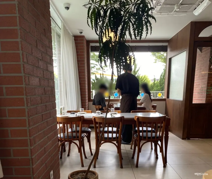 Dining hall still busy with customers after lunchtime