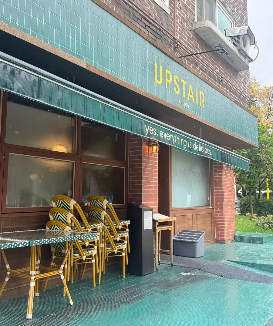 Entrance of Upstairs Kitchen Bamridan-gil Branch on a rainy day