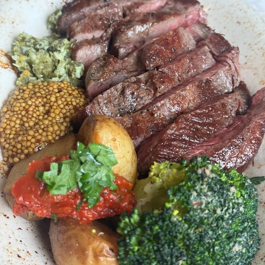 Sirloin steak plate with broccoli and potatoes