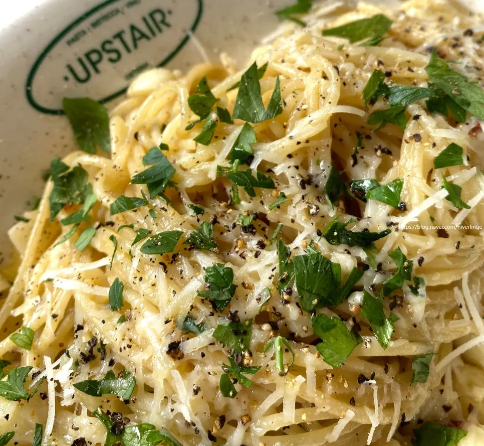 Aglio olio pasta served with lemon
