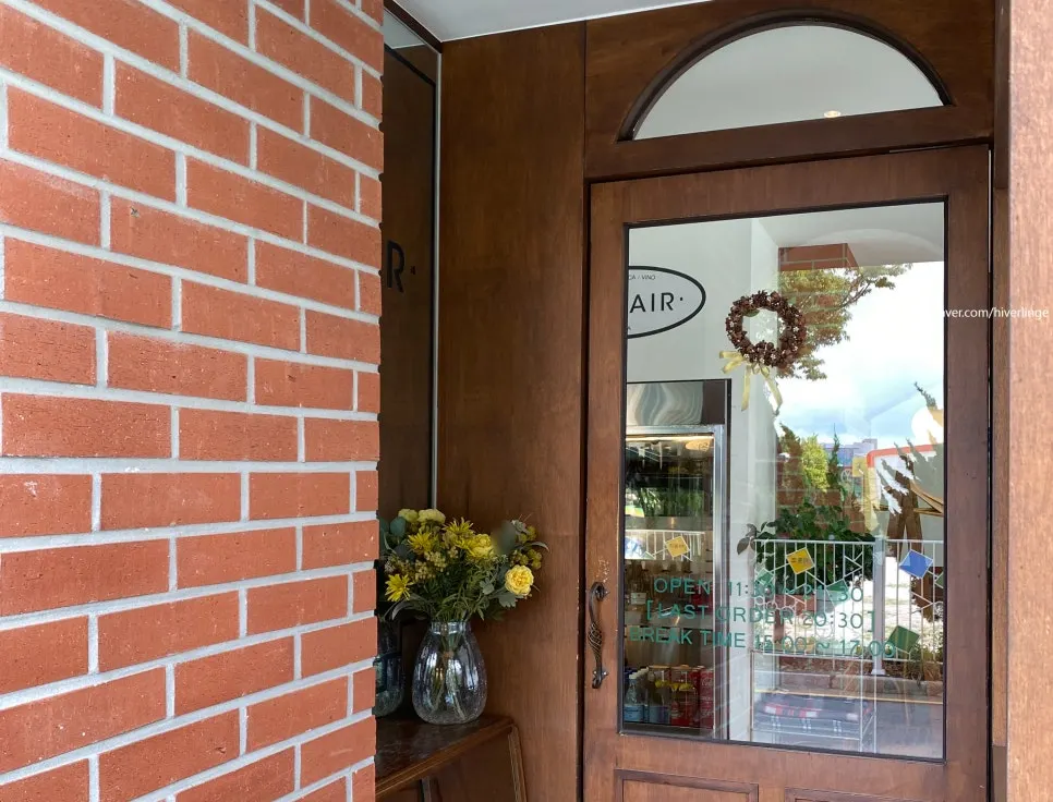 Entrance and visitor information at Upstairs Kitchen Bamridan-gil Branch