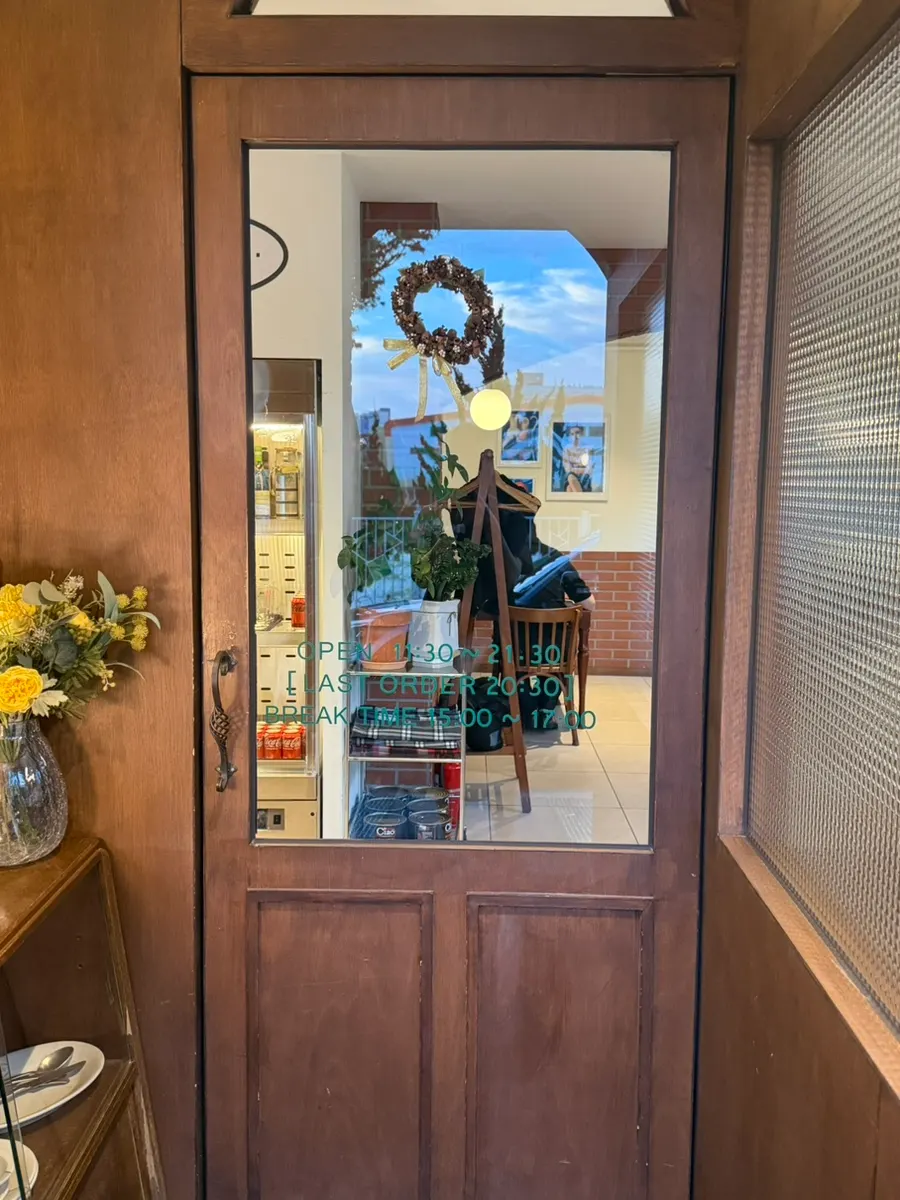 Entrance with waitlist pad and chairs
