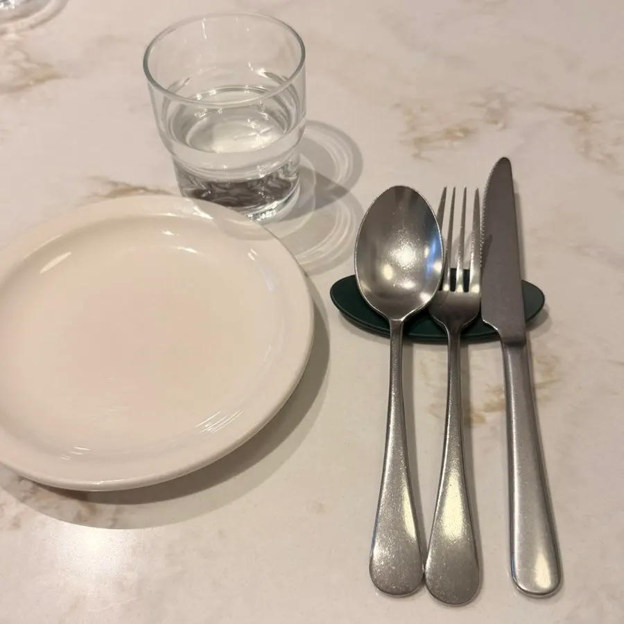 정갈하게 세팅된 식기와 커트러리