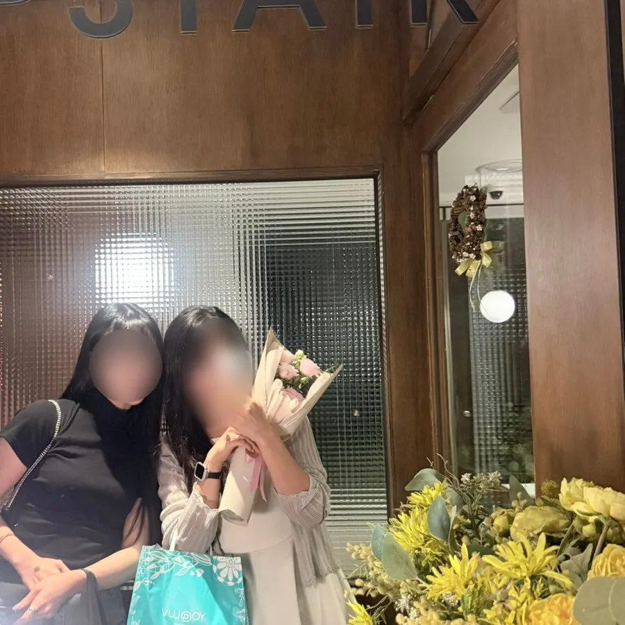 식사를 마친 업스테어키친 테이블