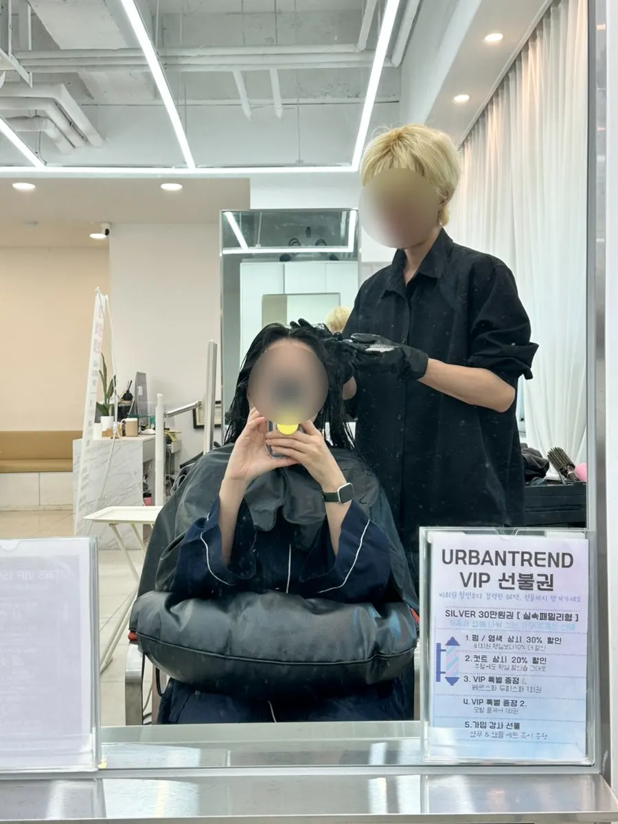 Shampoo area with five shampoo chairs