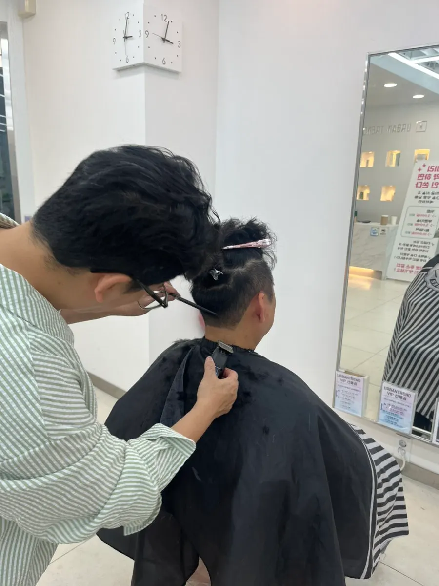 펌 전 남자 커트 진행 장면