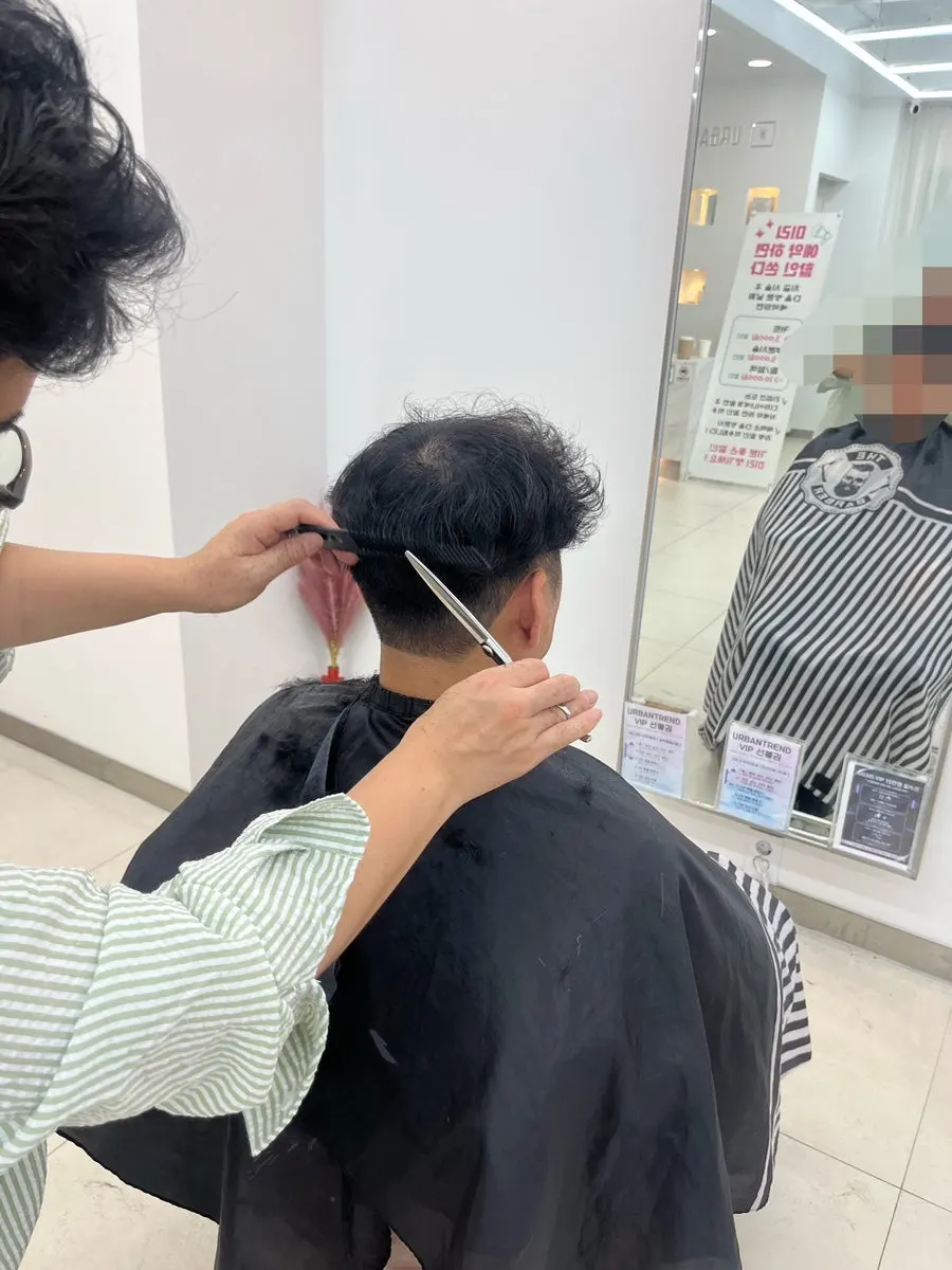 얼굴형에 맞춘 커트 정리 장면