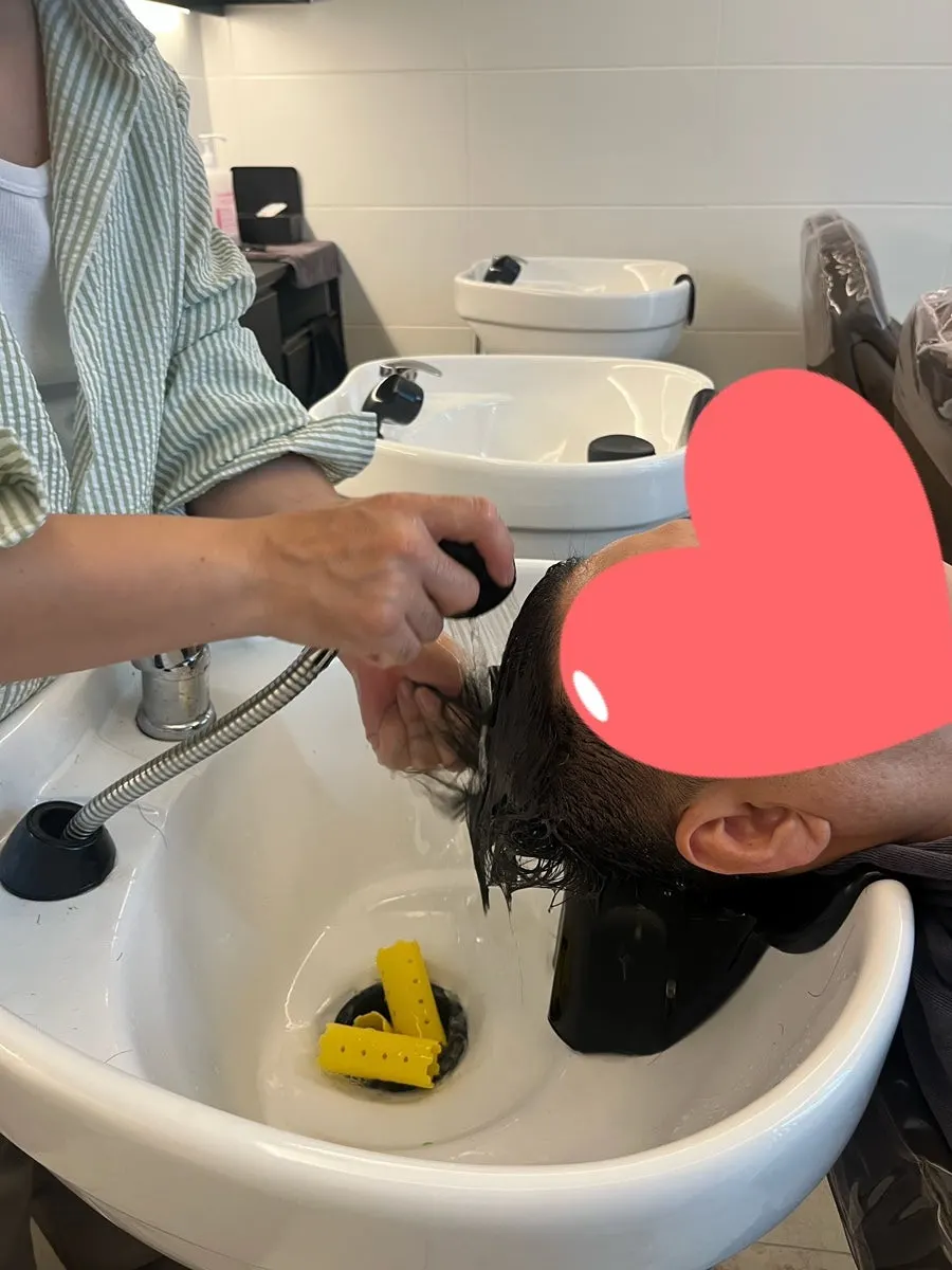 약제 과정 후 샴푸 장면