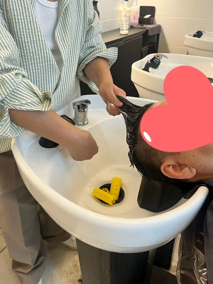 샴푸 후 아이롱펌 준비 장면