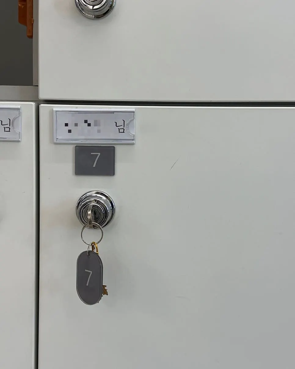 Salon locker labeled with the reserving customer's name