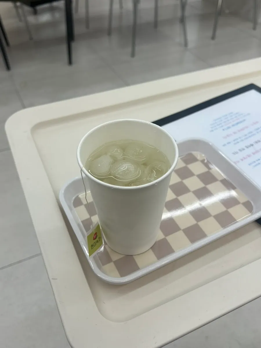 두피에 닿지 않게 염색약을 도포한 머리