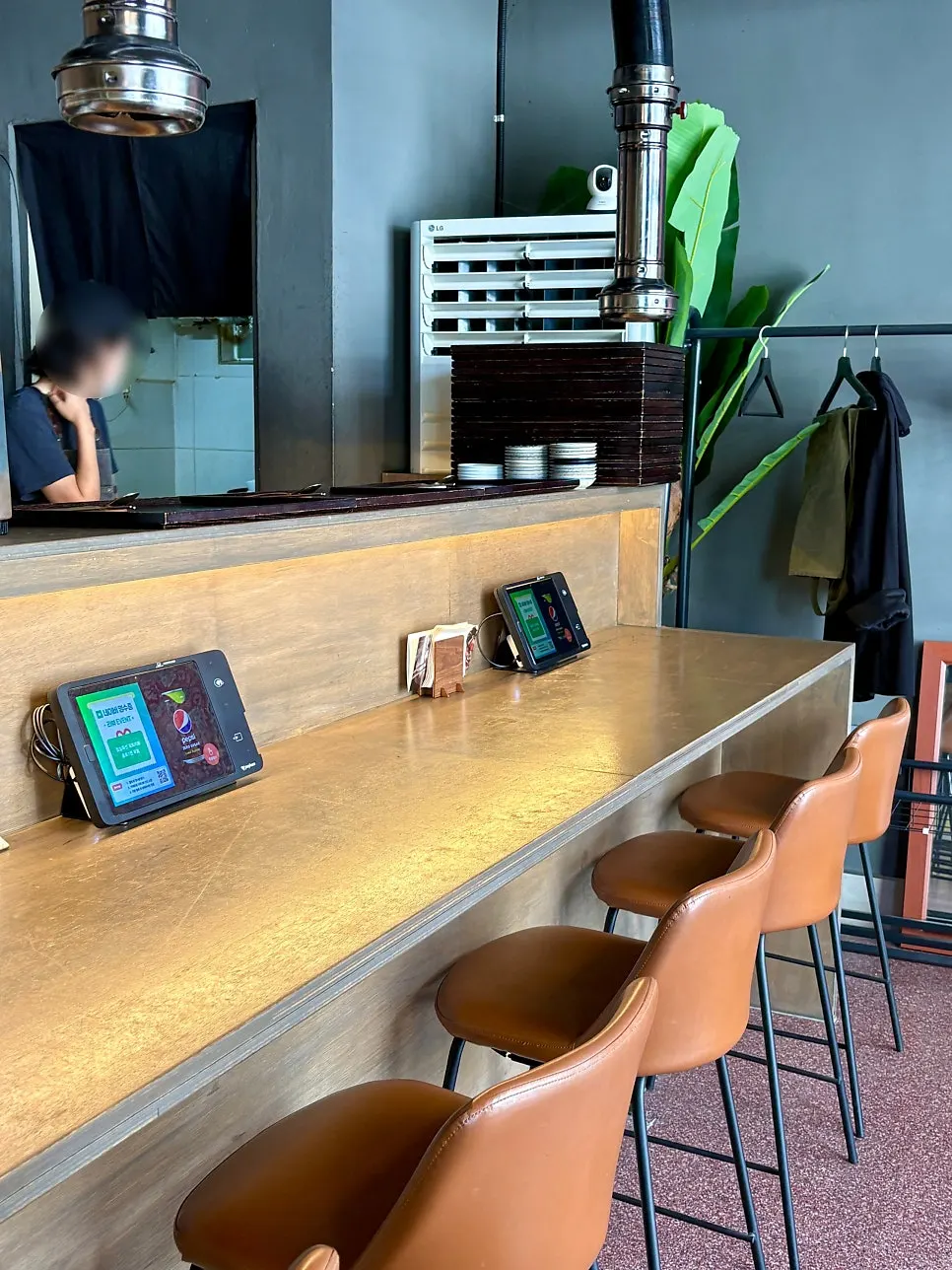 Café-like interior atmosphere at Utan