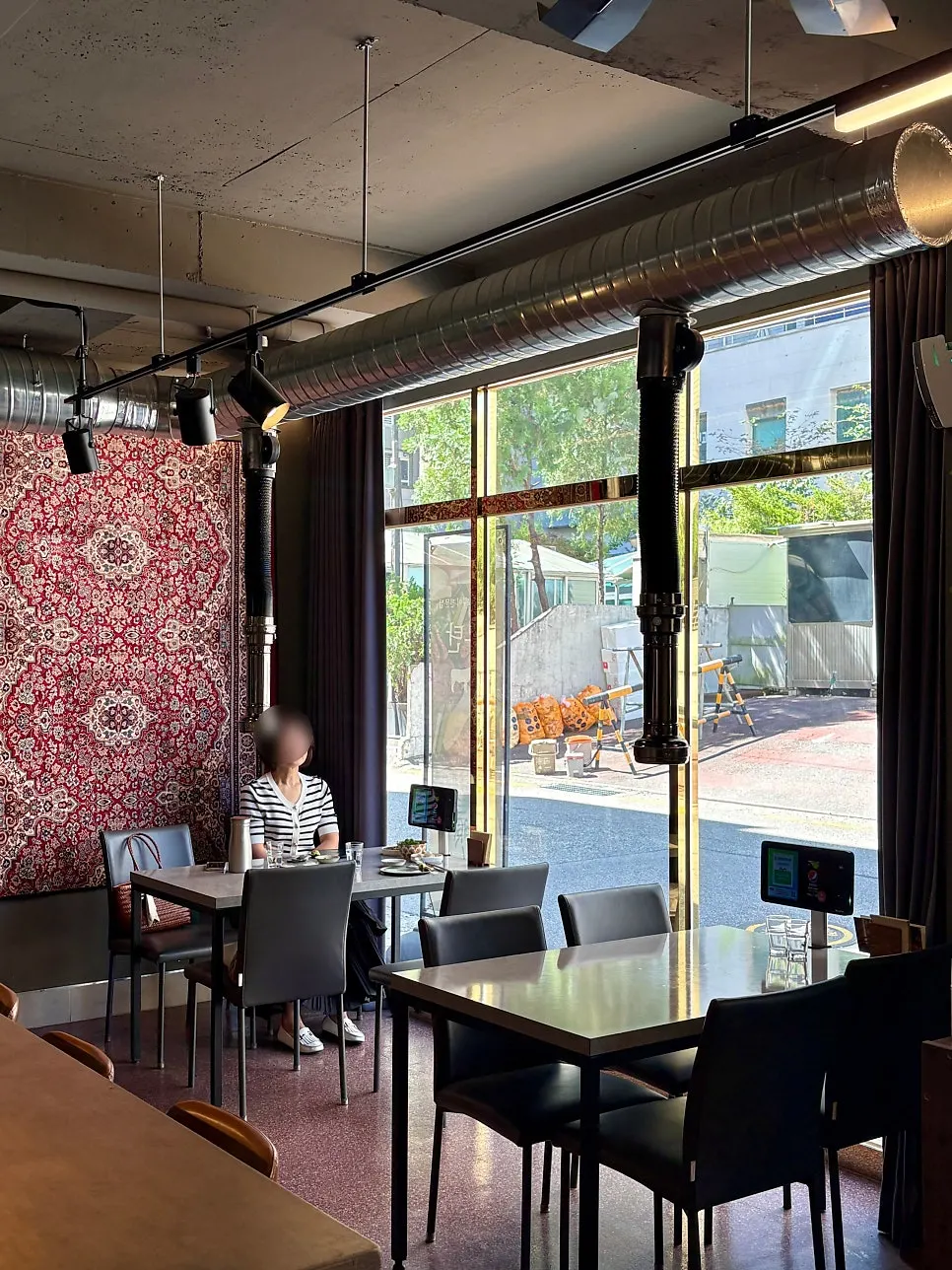Modern, compact seating area at Utan