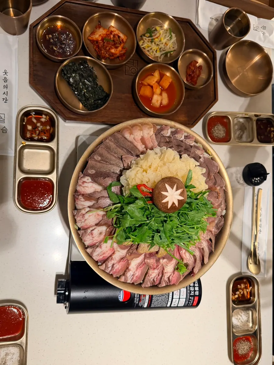 놋그릇에 담긴 어복쟁반 재료