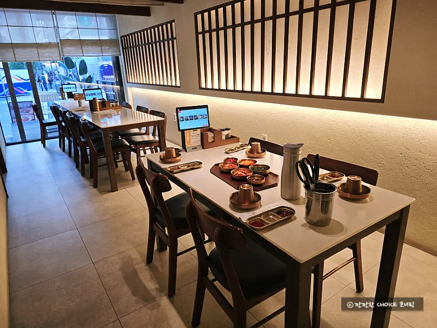 The dining room atmosphere at Useum Pangyo Branch in the afternoon