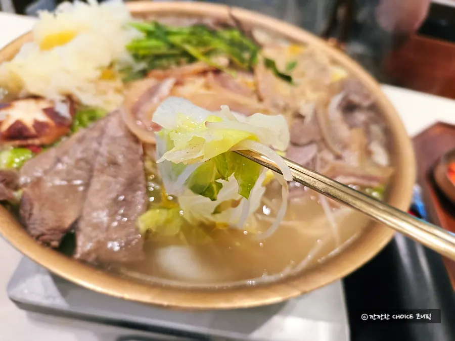 Meat dipped in the chojang and perilla powder combo