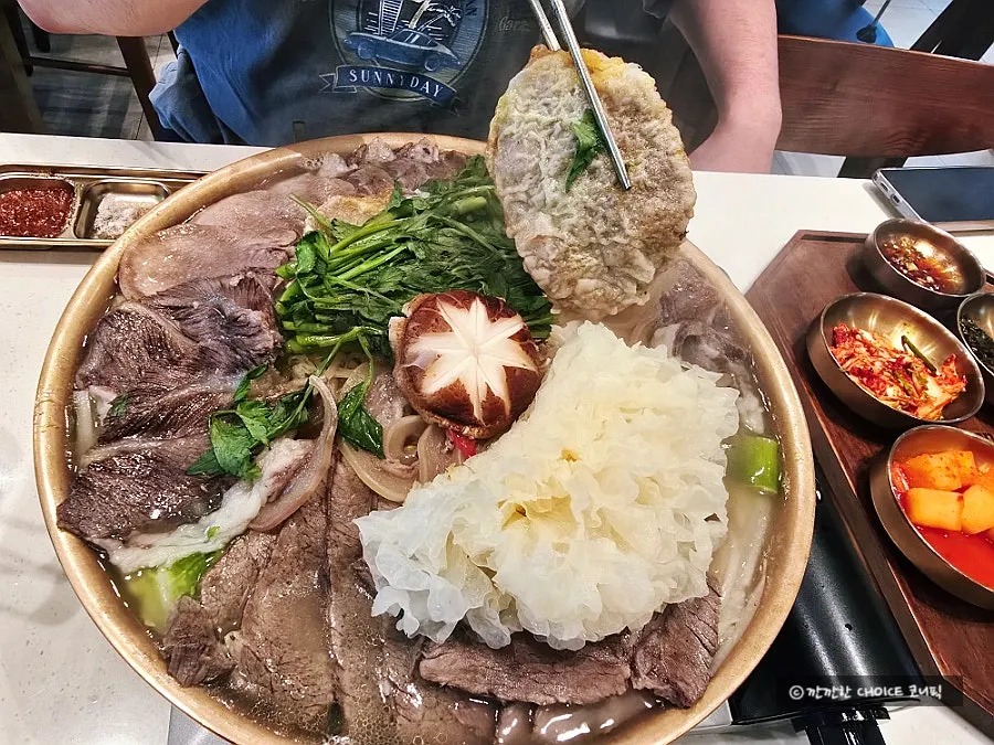 Vegetables piled beneath the meat in the eobokjaengban