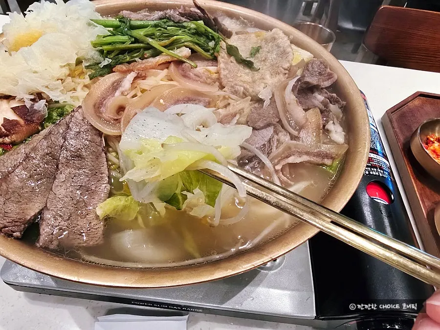 The eobokjaengban broth boiling