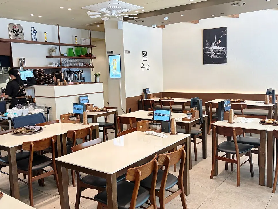 Interior seating layout at Useum Pangyo Branch