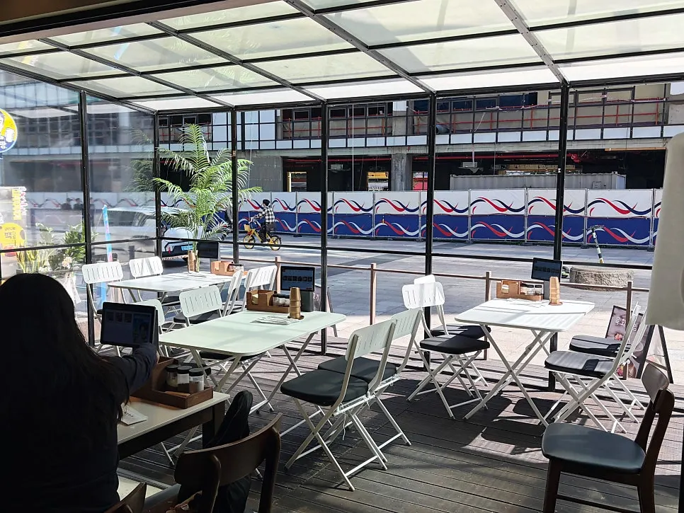 Outdoor terrace seating at Useum Pangyo Branch