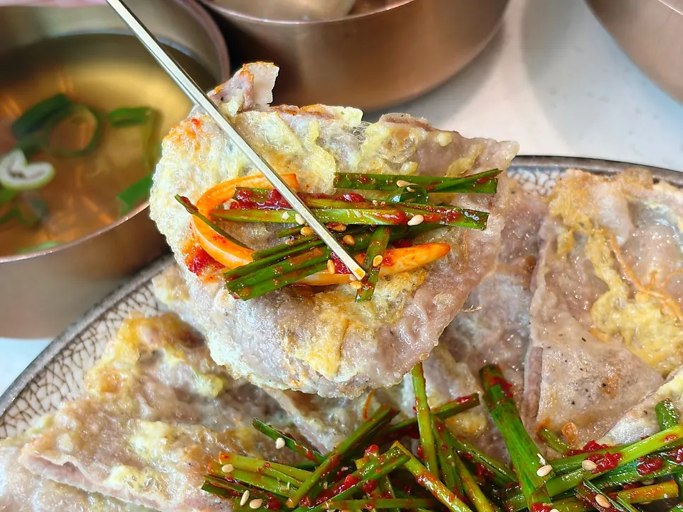 A freshly fried plate of yukjeon at Useum Pangyo Branch