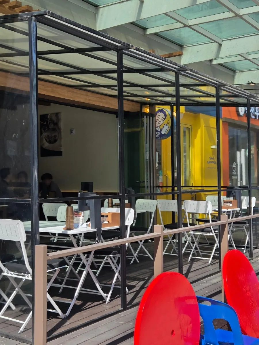 Outdoor table seating at Useum Pangyo Branch