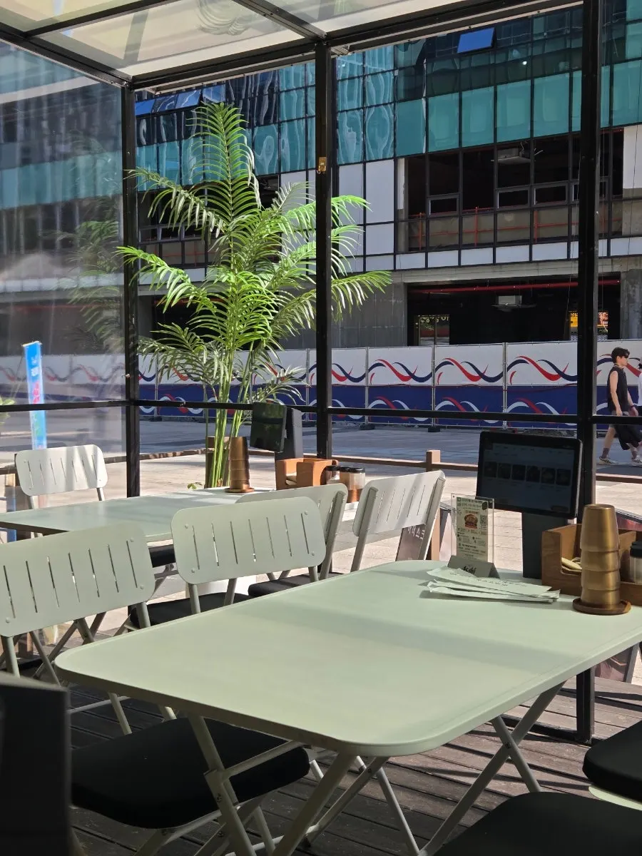 Set dining table at Useum Pangyo Branch