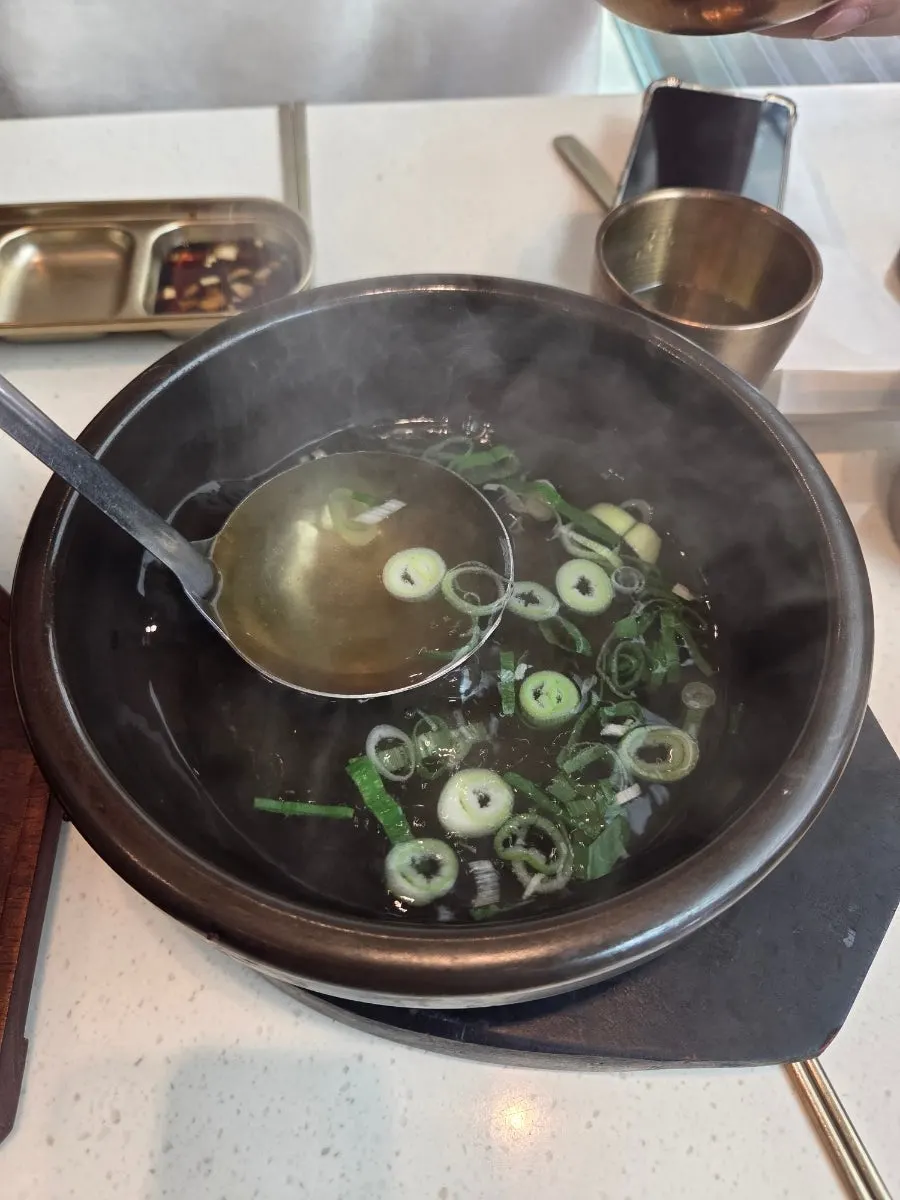 The complimentary broth served alongside the suyuk