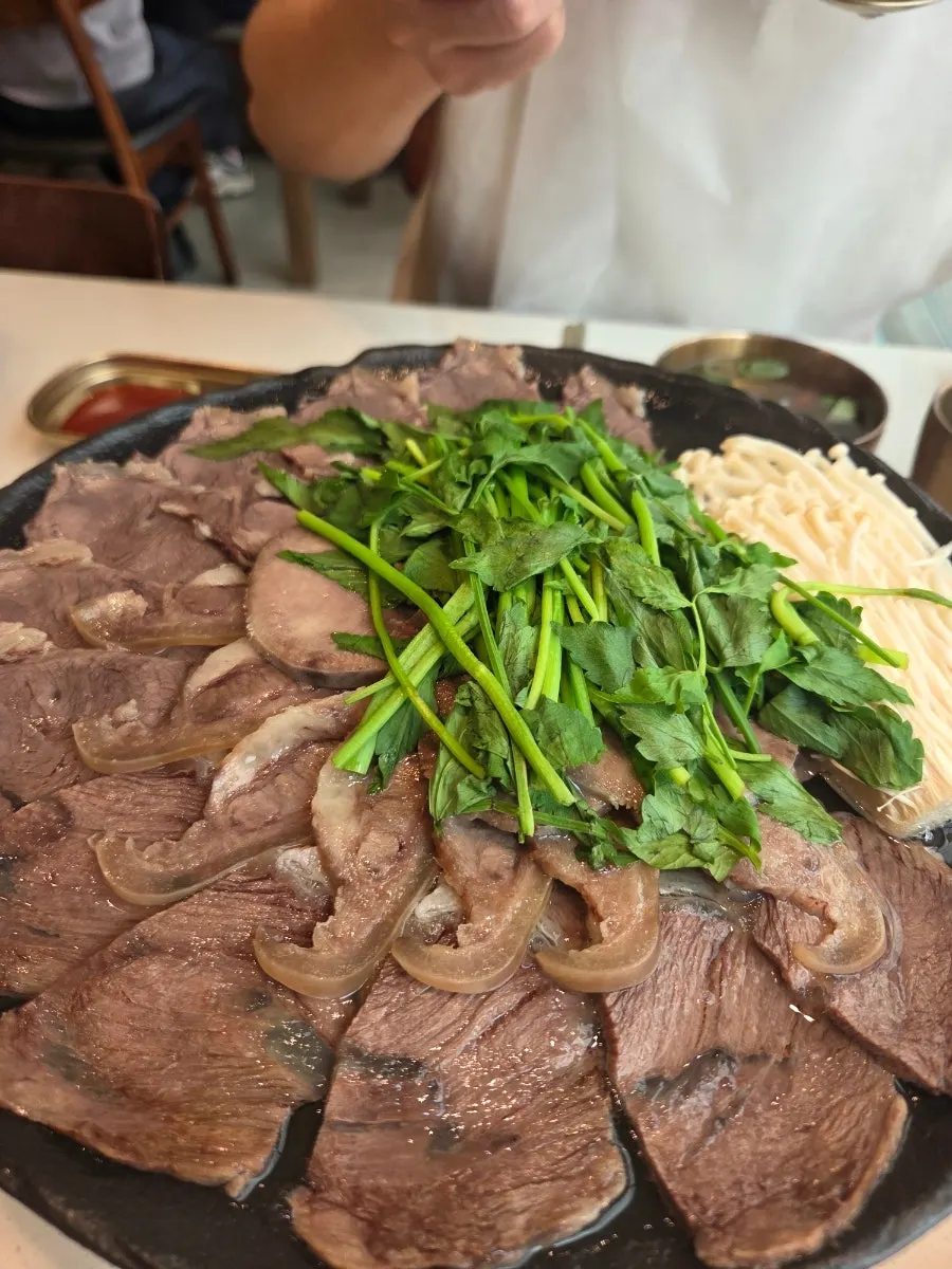 A generous plate of Korean beef suyuk at Useum Pangyo Branch