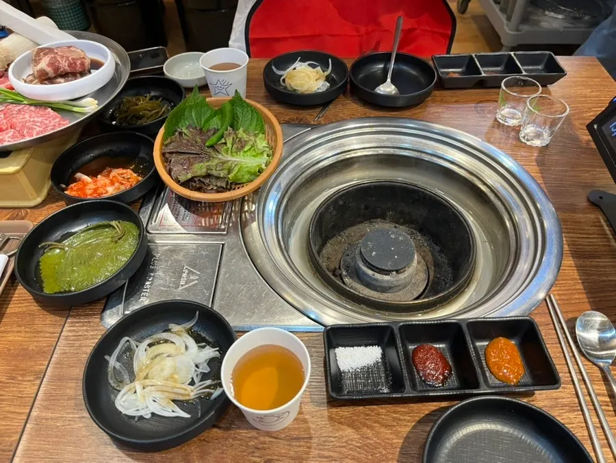 쌈채소와 장아찌가 깔린 기본찬 상차림