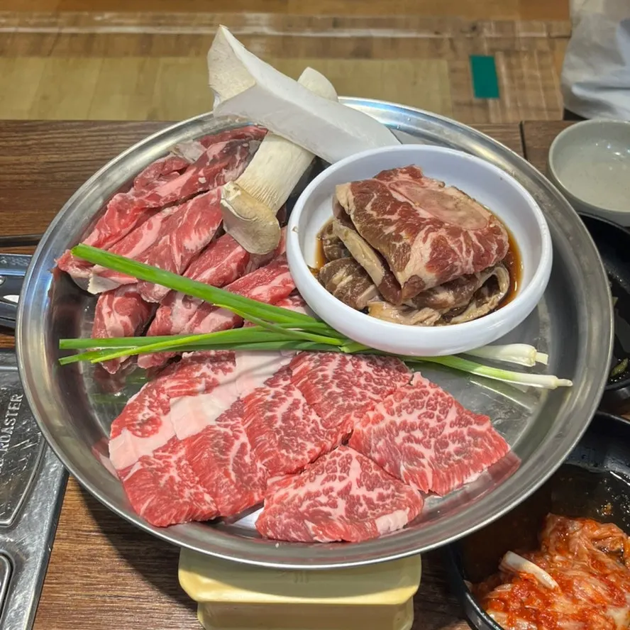 프리미엄 진갈비살과 양념 LA갈비가 담긴 모듬한판