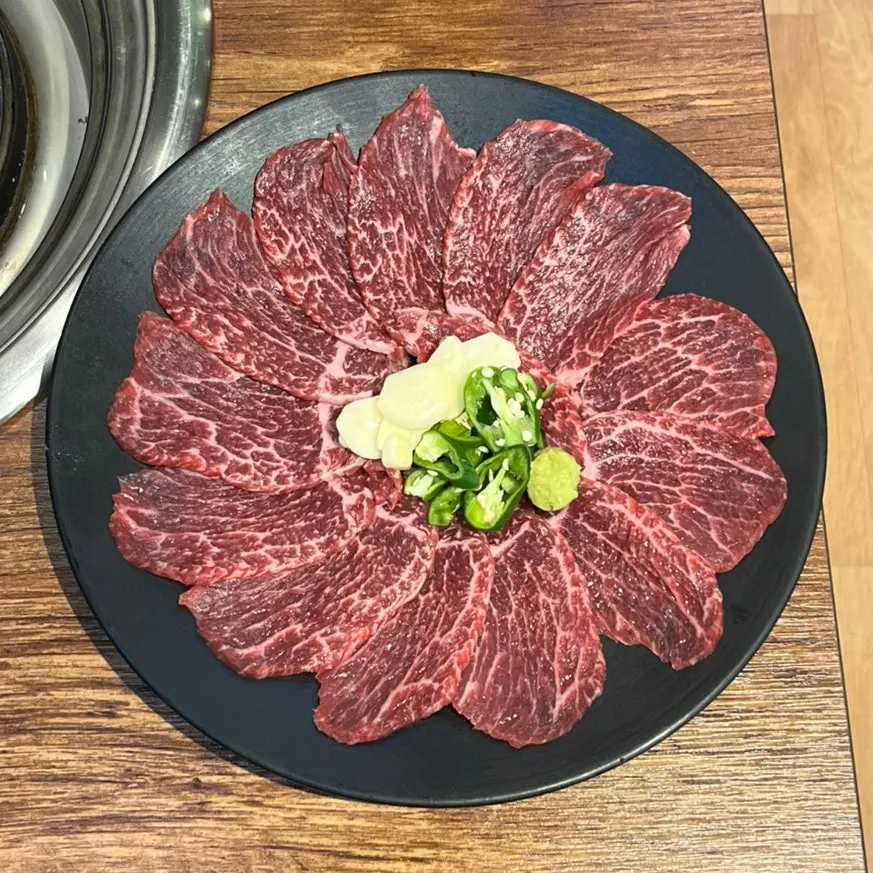 차갑게 나온 소주 한 병과 잔
