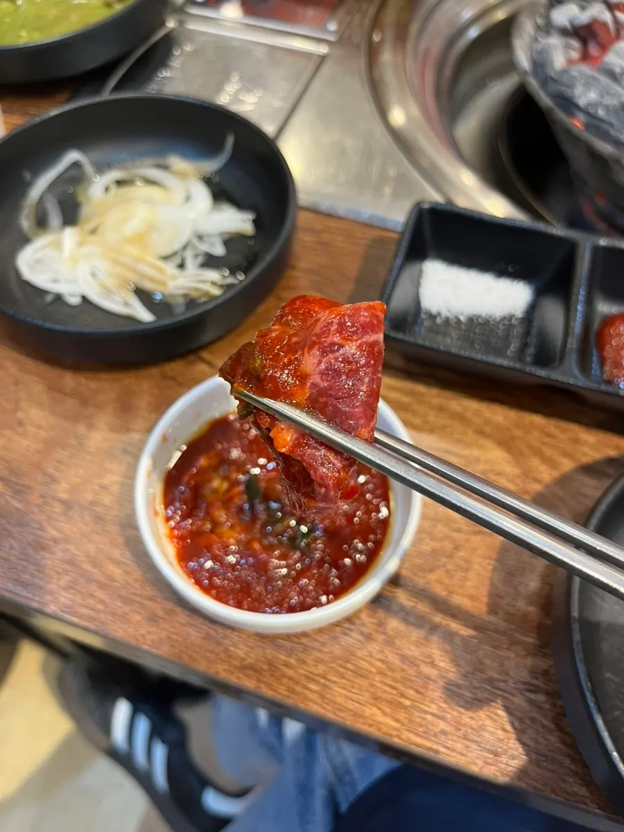 육사시미 전용 소스에 찍은 한 점