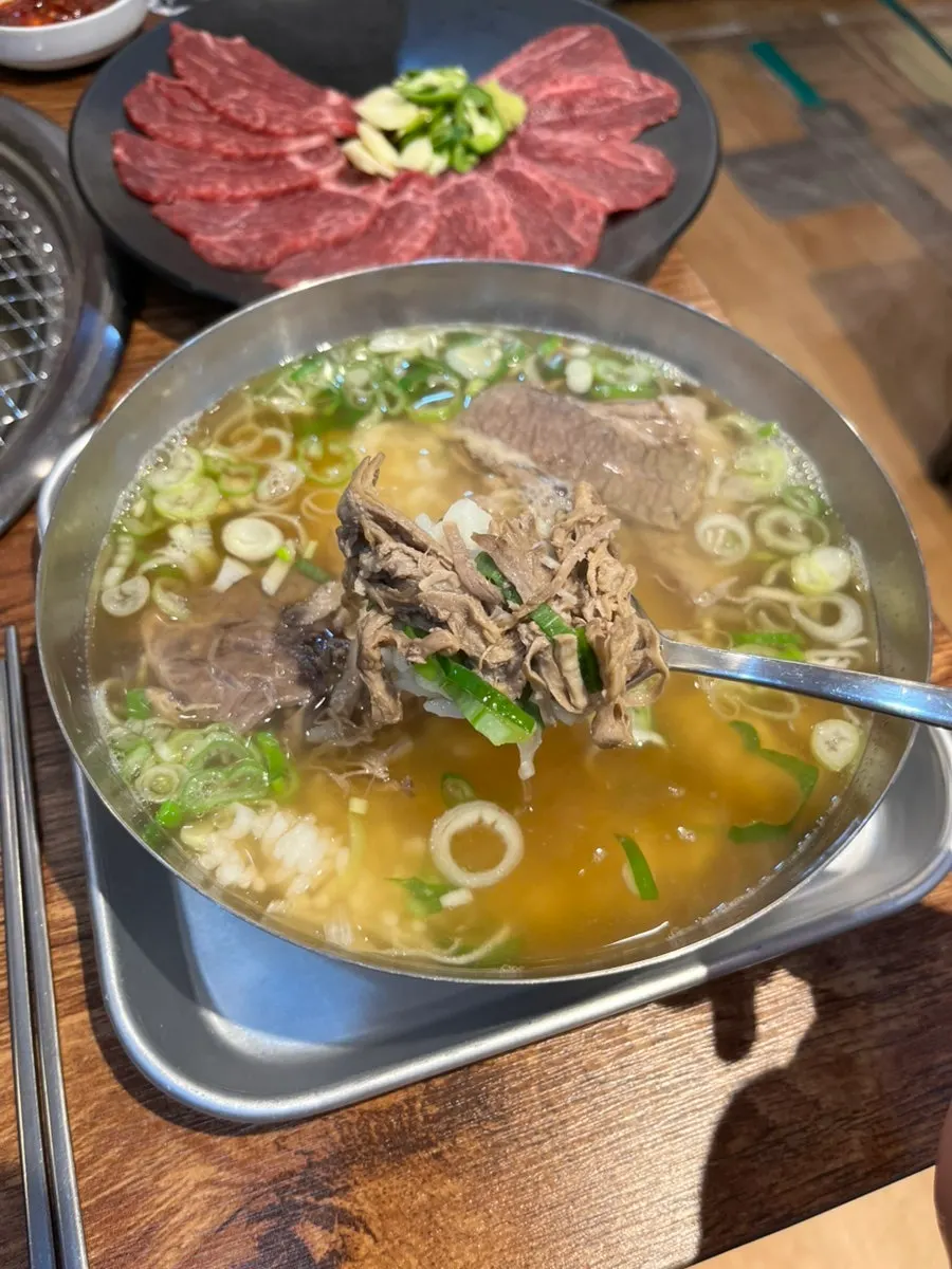 소고기가 든 맑은 소고기국밥