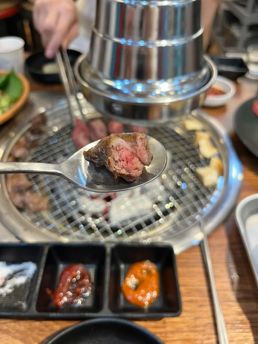구워진 진갈비살을 집은 모습