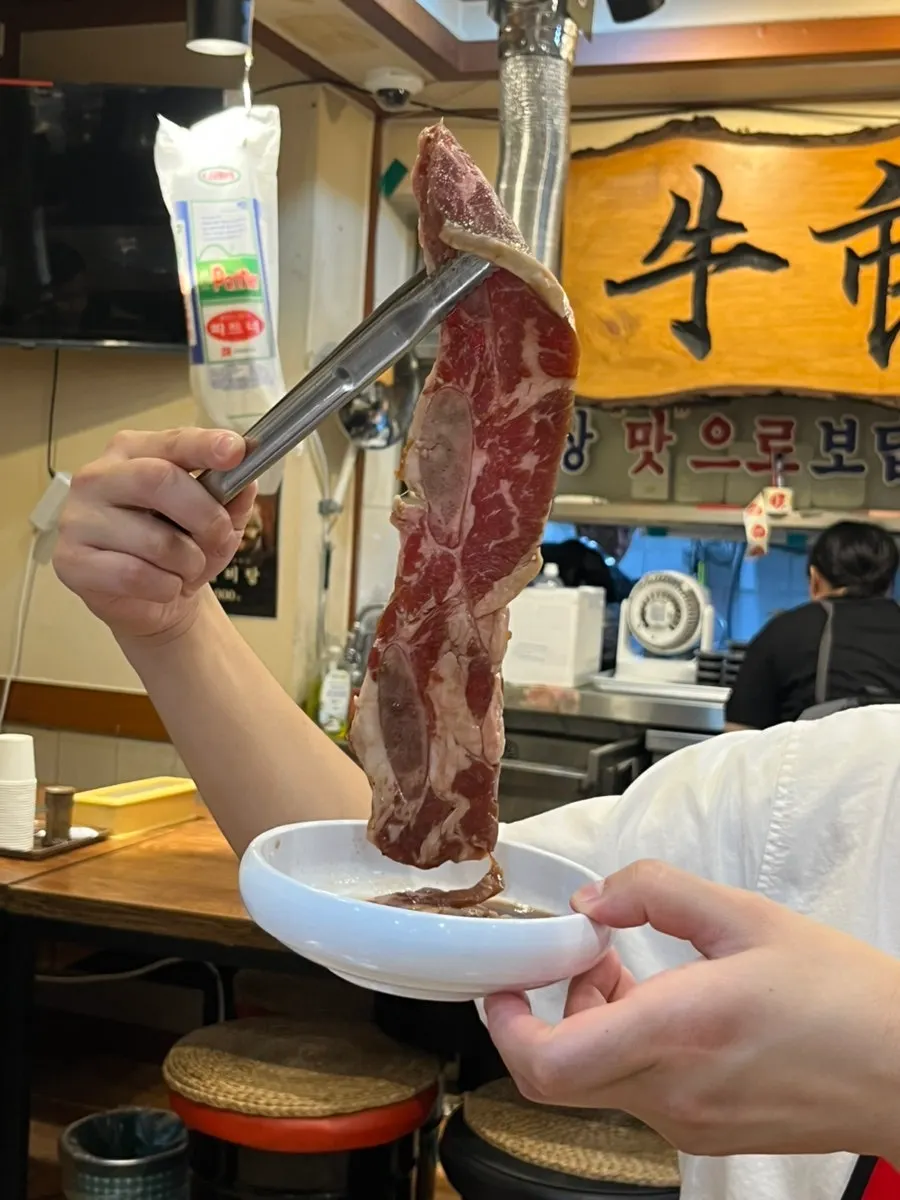 기본찬과 함께 쌈으로 싼 갈비살
