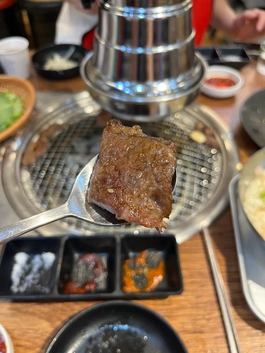 불판에 올린 양념 LA갈비