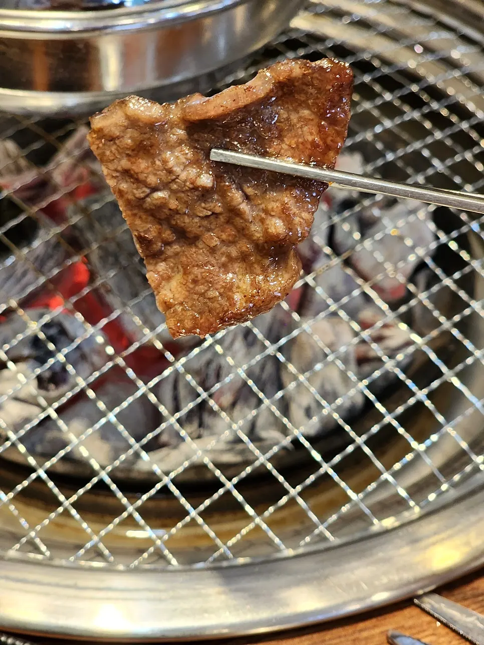 숯불에 구워지는 우시장회관 갈비살