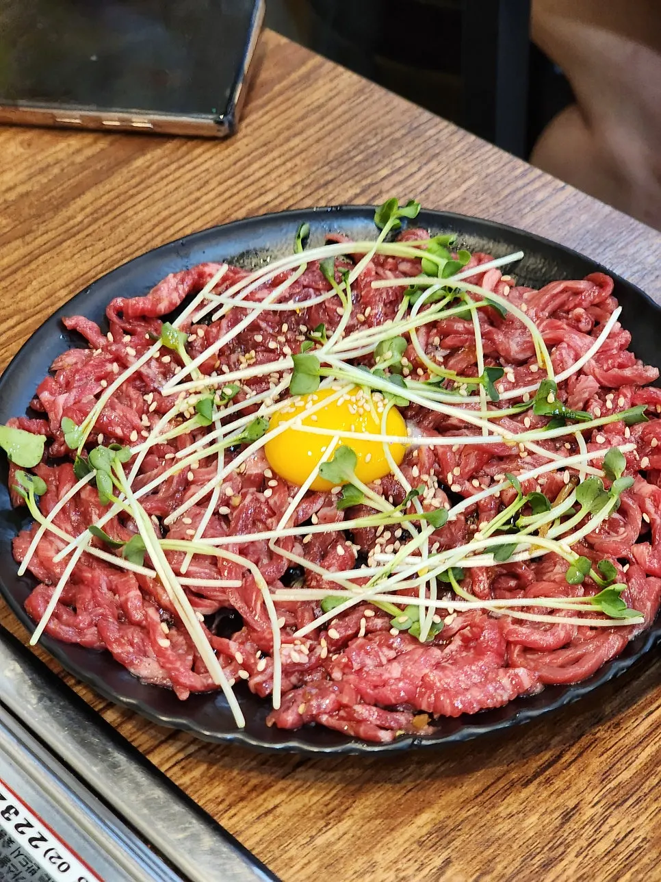세트에 포함된 한우 육회 한 접시
