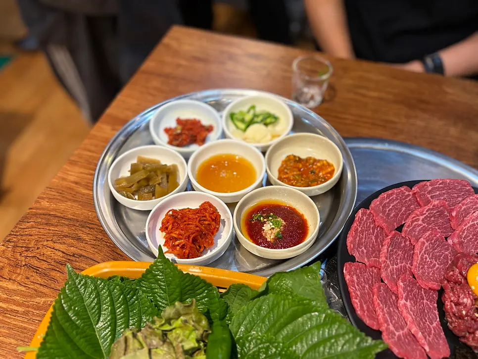 생한우 꾸릿살 육사시미 접시