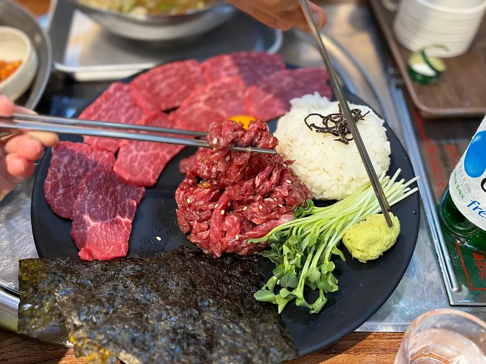 육회시미 한상과 소주가 함께 놓인 테이블