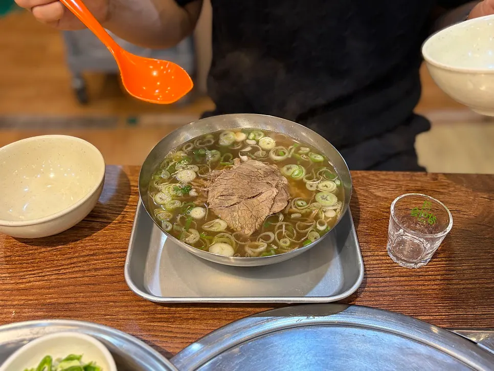 먹다 남은 육회시미 접시