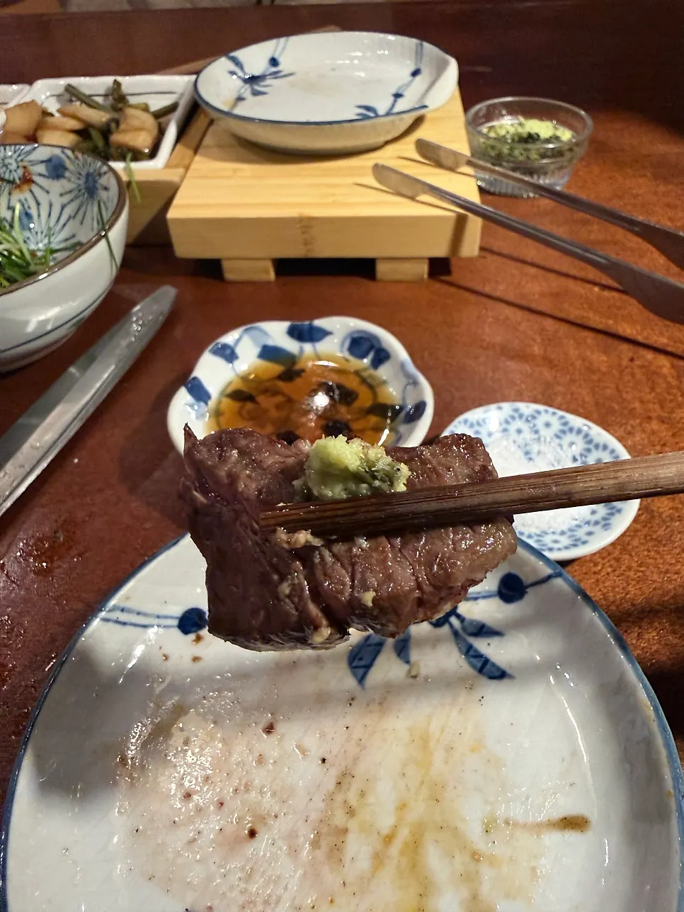 소금에 찍어 먹는 한우 안심 구이