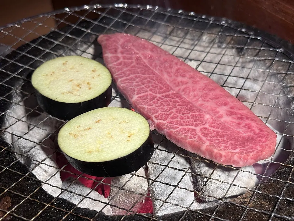 백김치와 곁들인 한우 치맛살 구이