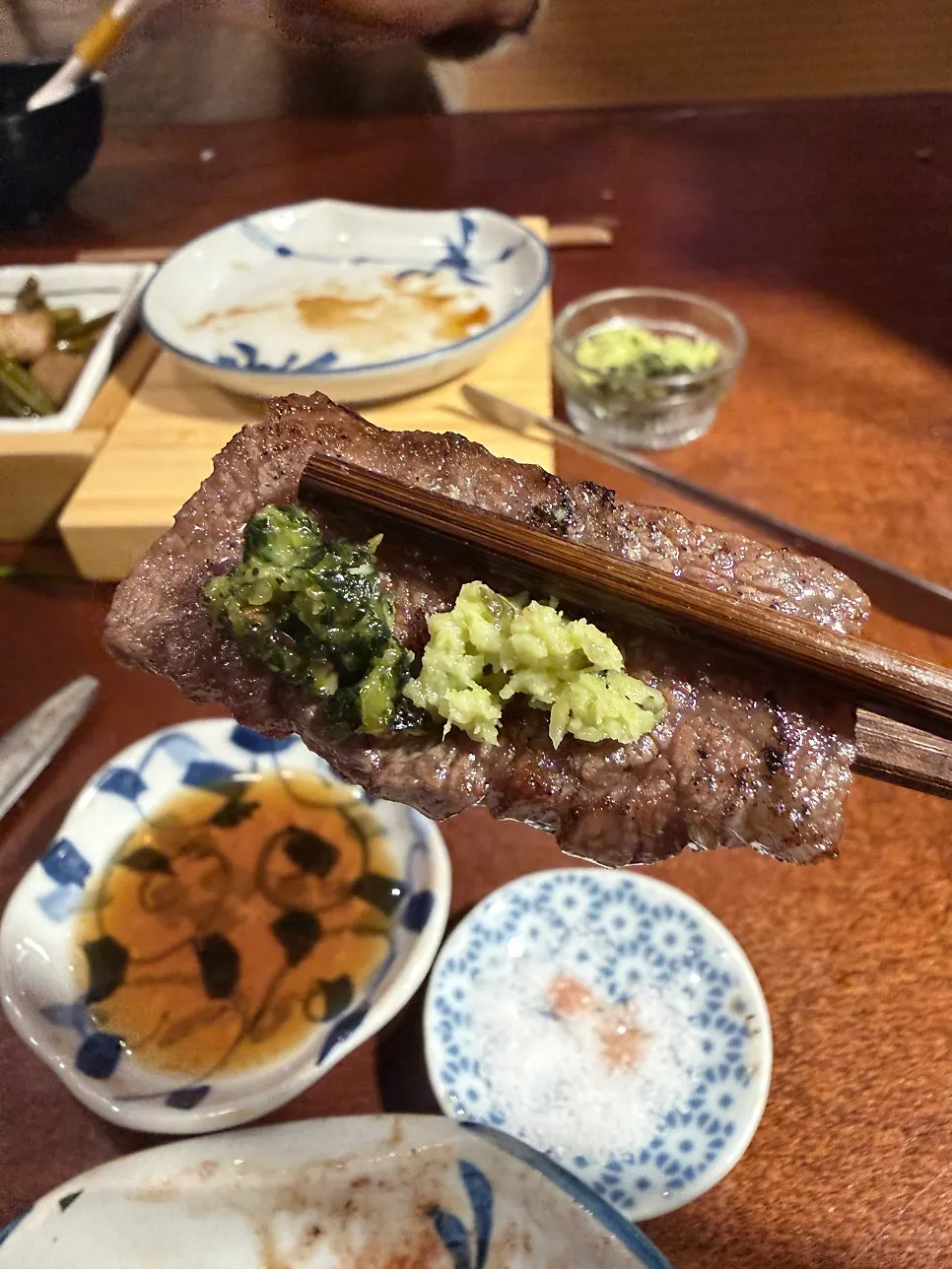 와사비와 깻잎페스토를 얹은 부채살